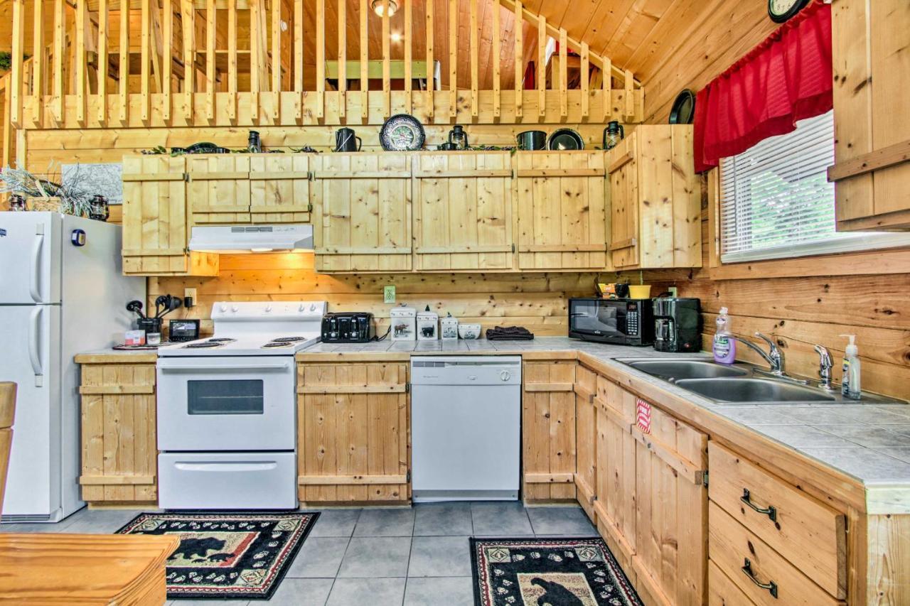 Cabin With Hot Tub And Deck About 12 Mi To Pigeon Forge! Sevierville Eksteriør bilde