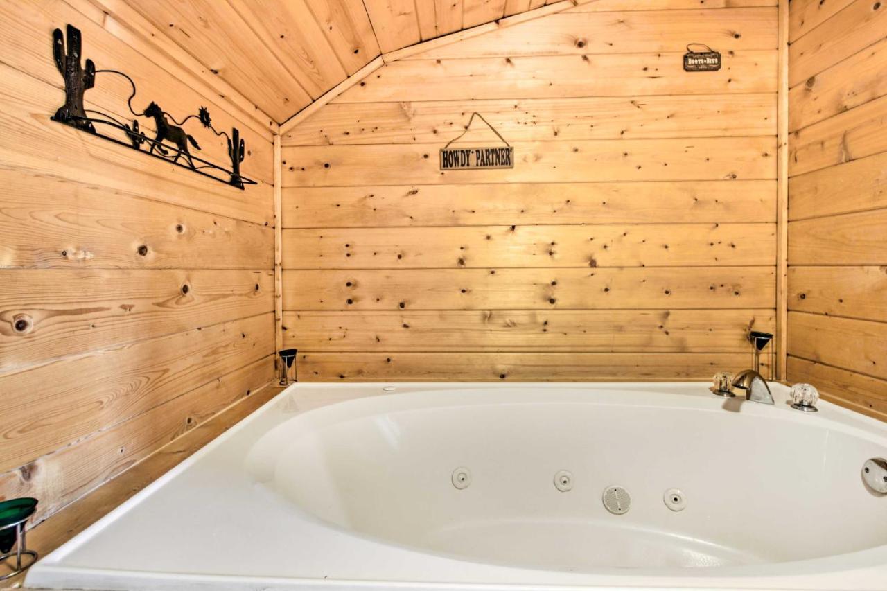 Cabin With Hot Tub And Deck About 12 Mi To Pigeon Forge! Sevierville Eksteriør bilde