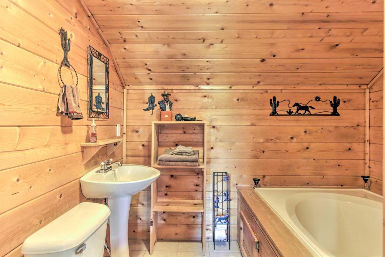 Cabin With Hot Tub And Deck About 12 Mi To Pigeon Forge! Sevierville Eksteriør bilde